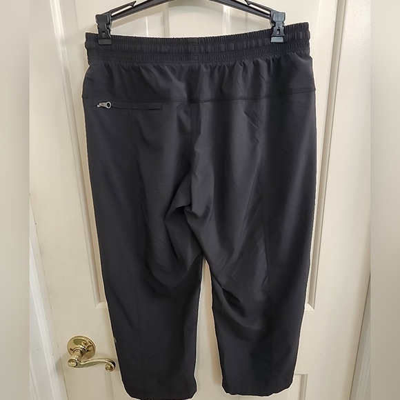 Lululemon Black Capri Pants Size 6 - Picture 4 of 4